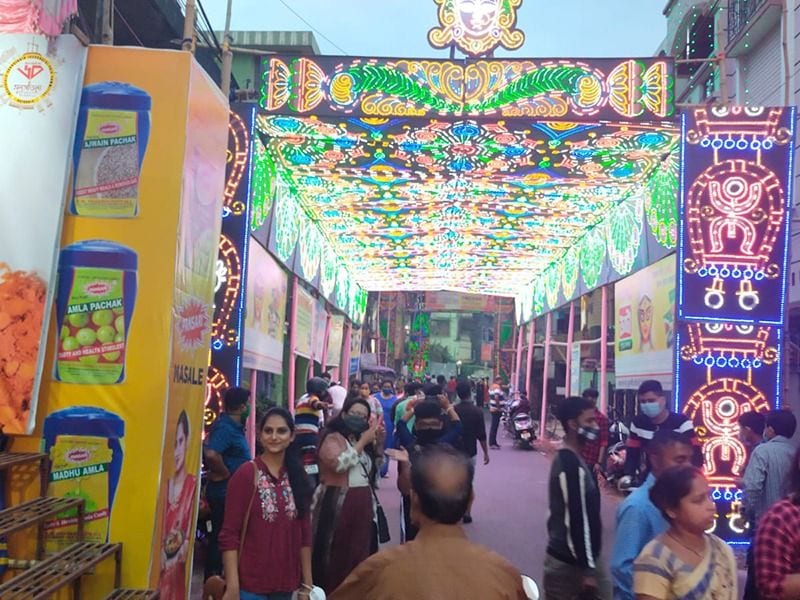 Crowds of visitors at Jagadhatri Puja in Chandannagar during Covid Situation RTB