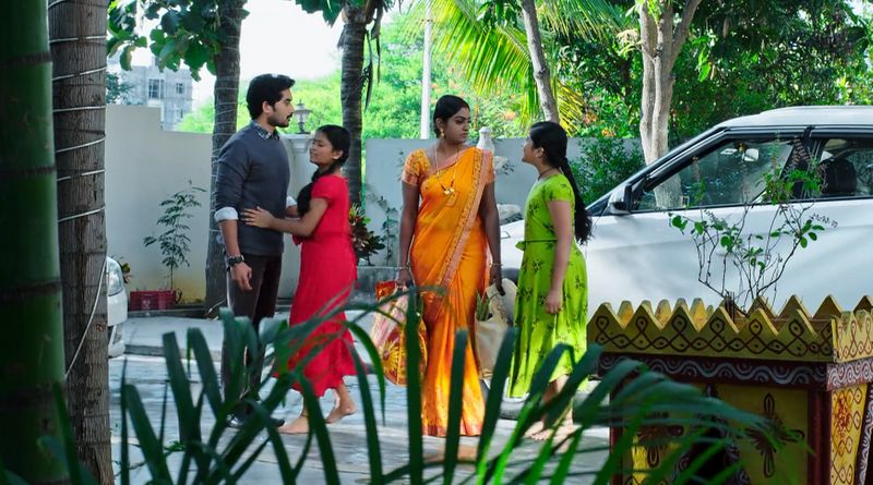 Monitha gets speechless as Deepa challenges her in todays Karthika deepam serial episode