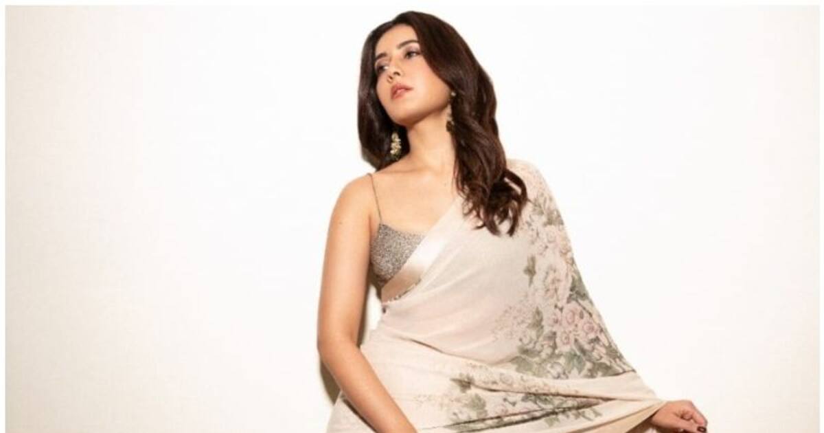 Raashii Khanna: ஸ்லீவ் லெஸ் ஜாக்கெட் போட்டு ... சேலையில் சைடு போஸ் கொடுத்த ராஷி கண்ணா! கிக் ஏற்றும் ஹாட் போஸ்!