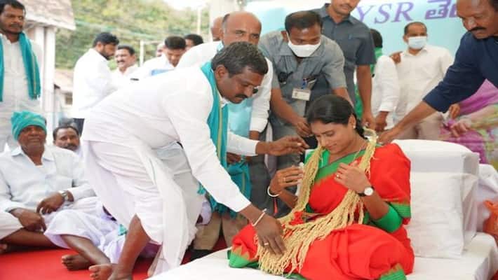 YS Sharmila deeksha: ఇందిరా పార్క్ వద్ద వైఎస్ షర్మిల దీక్ష ప్రారంభం | YSRTP  Chief ys sharmila started 72 hours raithu avedana deeksha