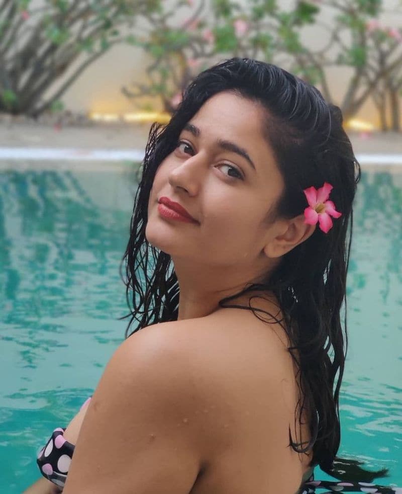 Alluring PoonamBajwa breathtaking looks in swimming pool clicks