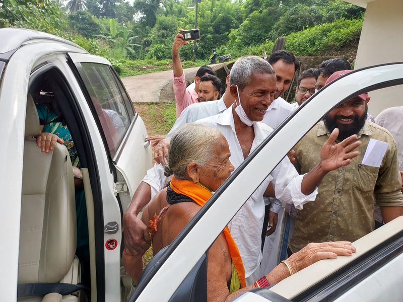 Padma Shri awardee Tulasi Gowda visits Harekala Hajabba School mangaluru mah