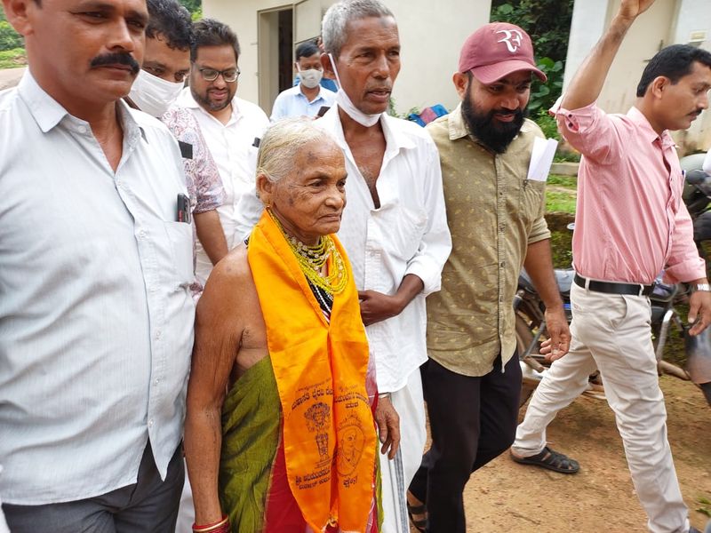 Padma Shri awardee Tulasi Gowda visits Harekala Hajabba School mangaluru mah