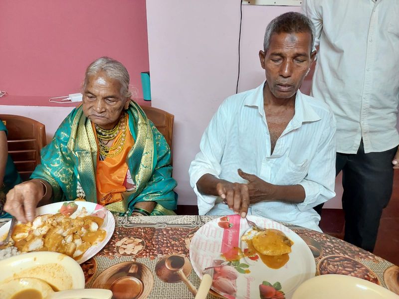 Padma Shri awardee Tulasi Gowda visits Harekala Hajabba School mangaluru mah