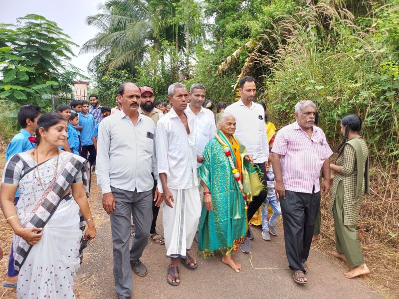 Padma Shri awardee Tulasi Gowda visits Harekala Hajabba School mangaluru mah