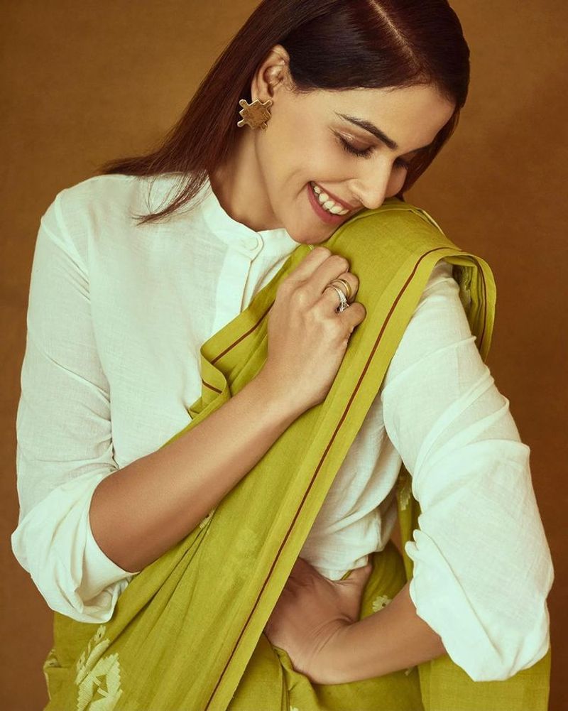 Actress genelia wear low neck blouse and black saree latest photo