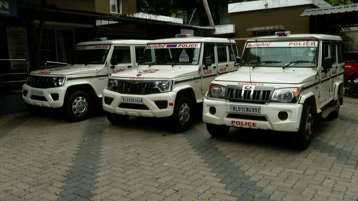 Three police officers attacked by goons Three police officers attacked by goons