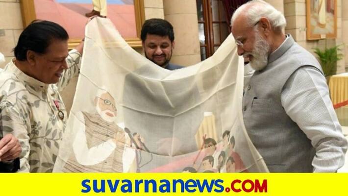 PM Modi was gifted special saree by Padmashri Awardee Biren Kumar Basak in Delhi mnj PM Modi was gifted special saree by Padmashri Awardee Biren Kumar Basak in Delhi mnj