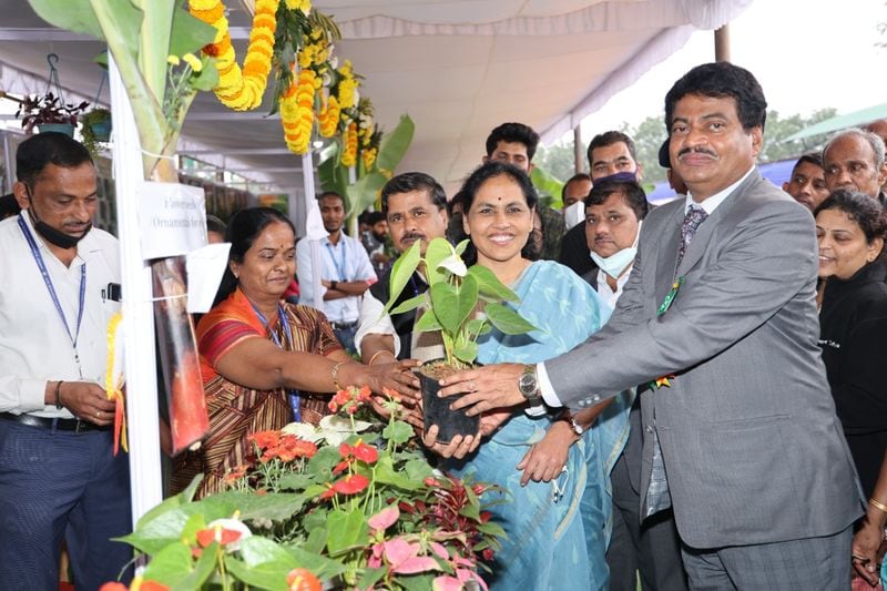 Minister Shobha Karandlaje Visits krishi mela 2021 at Bengaluru rbj
