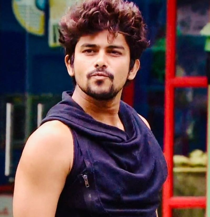 nagarjuna trolled by netizens sunny and shanmukh fans fight in internet