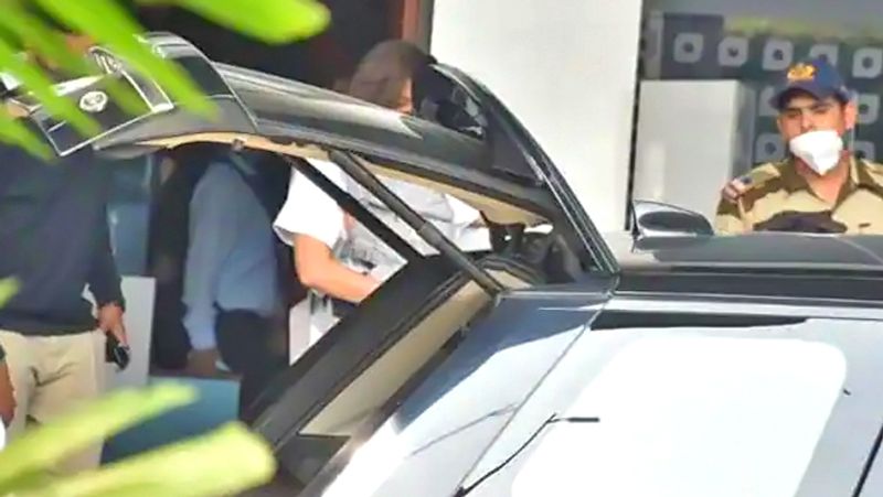 Virat kohli anushka Sharma returned to india with daughter Vamika kpg