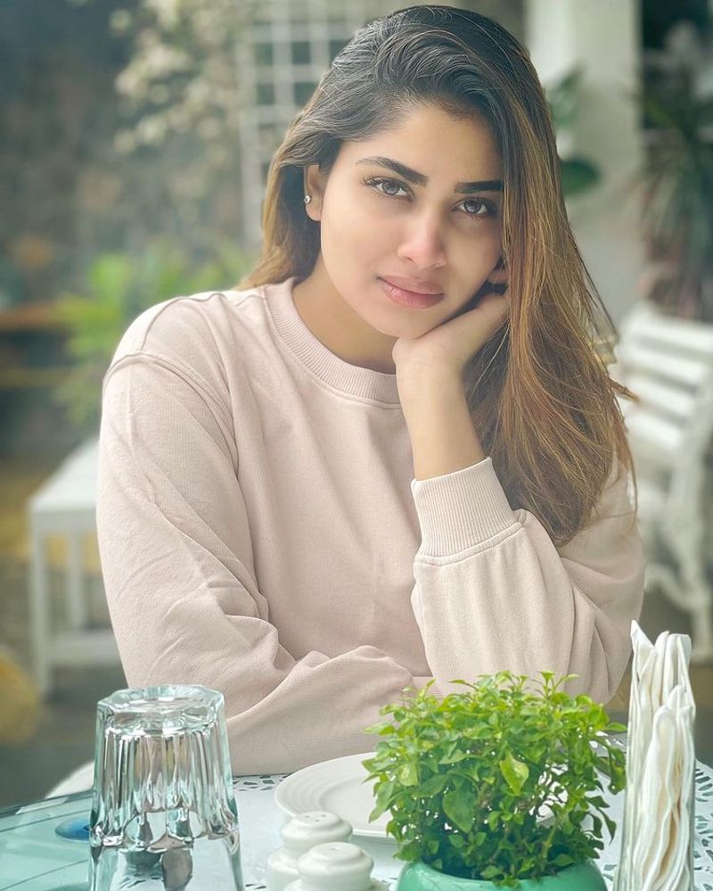 biggboss shivani latest beach photos fire in internet