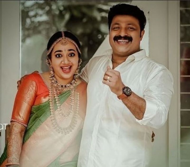 Malayalam actress Chandra Lakshman and Tosh Christy get hitched vcs