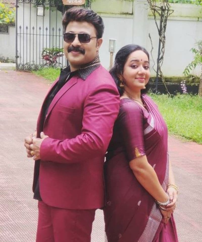 Malayalam actress Chandra Lakshman and Tosh Christy get hitched vcs