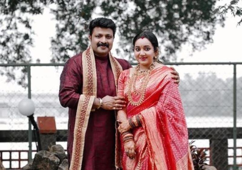 Malayalam actress Chandra Lakshman and Tosh Christy get hitched vcs
