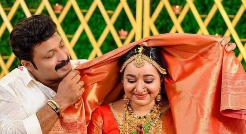 Malayalam actress Chandra Lakshman and Tosh Christy get hitched vcs