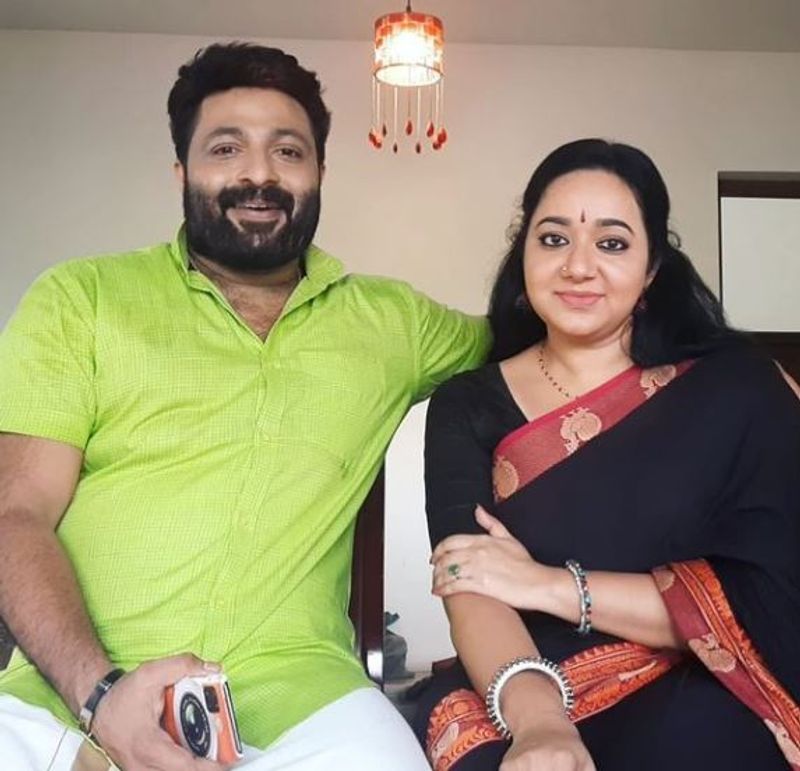 Malayalam actress Chandra Lakshman and Tosh Christy get hitched vcs