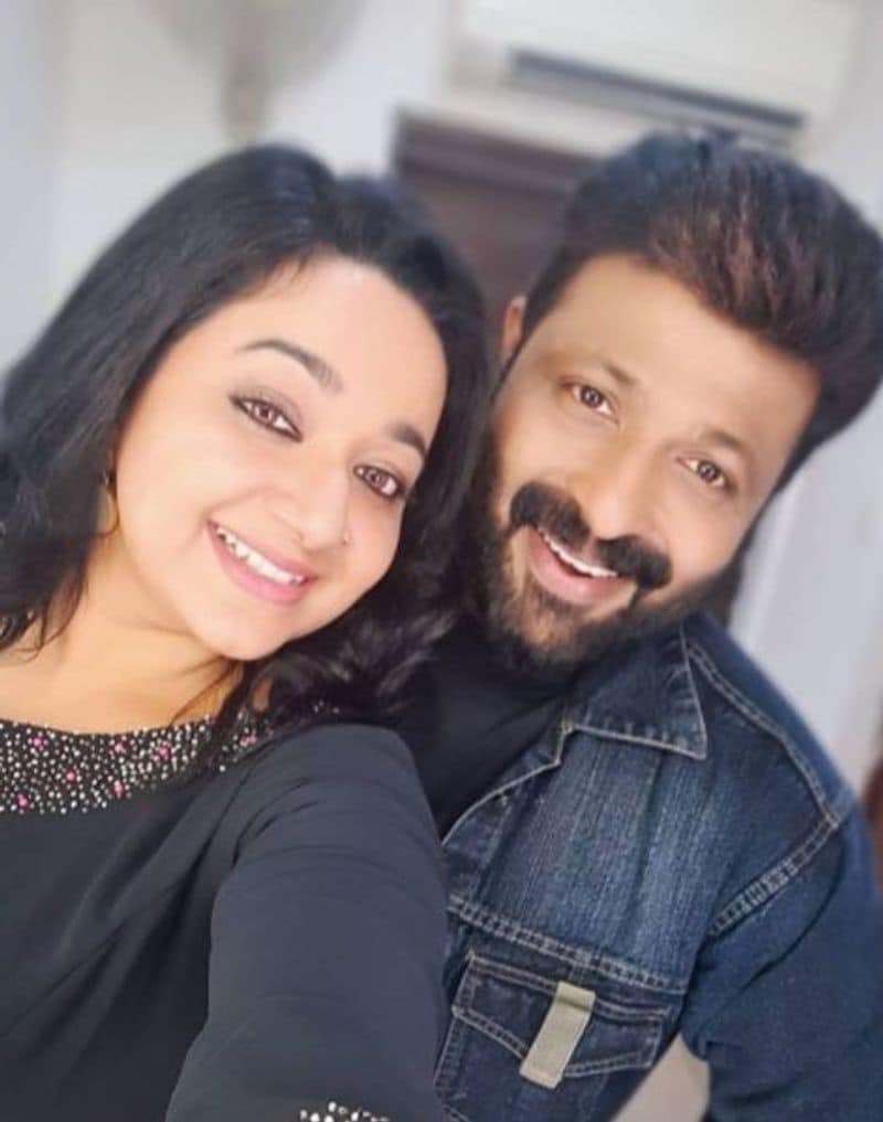 Malayalam actress Chandra Lakshman and Tosh Christy get hitched vcs