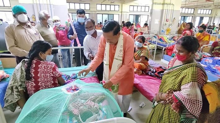 Municipality distributes mosquito net in Midnapore hospital bmm Municipality distributes mosquito net in Midnapore hospital bmm