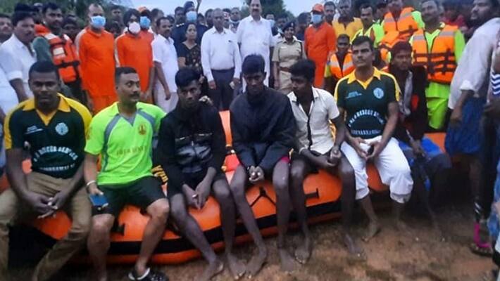 Tamilnadu floods - seven youths rescued from palar river Tamilnadu floods - seven youths rescued from palar river