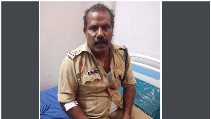 Traffic sub inspector assaulted by drunk driver and gang at cherthala Traffic sub inspector assaulted by drunk driver and gang at cherthala