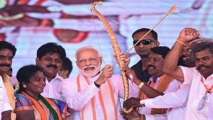 Bhopal PM Narendra Modi presented with Jhabua jacket Dindori safa mala Jobat bow and arrow on behalf of tribal society UDT Bhopal PM Narendra Modi presented with Jhabua jacket Dindori safa mala Jobat bow and arrow on behalf of tribal society UDT