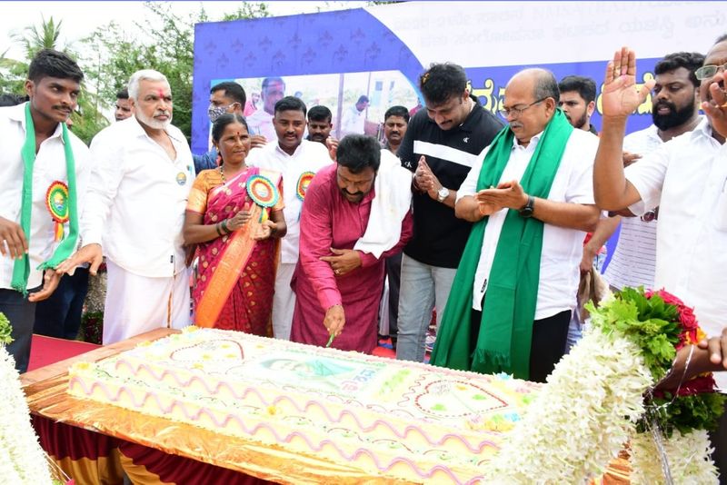Minister BC Patil Celebrate Birthday with Farmers at Hirekerur in Haveri grg