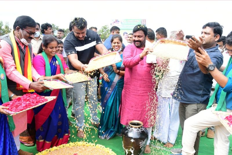 Minister BC Patil Celebrate Birthday with Farmers at Hirekerur in Haveri grg