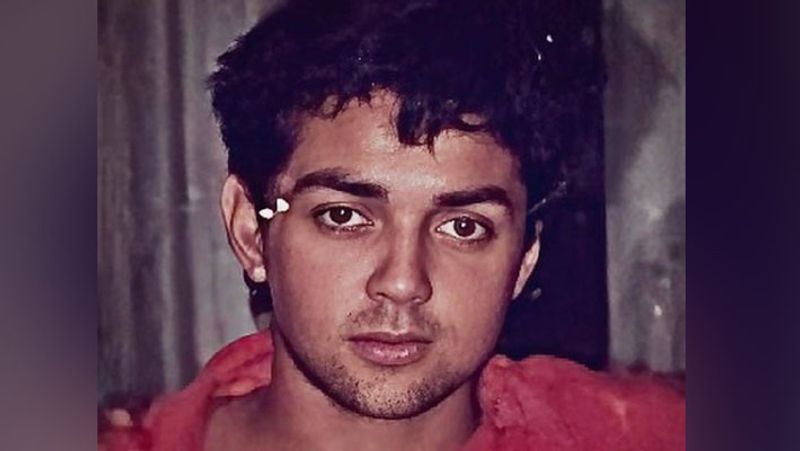bobby deol share childhood photo with Dharmendra, bollywood actor look cute KPJ