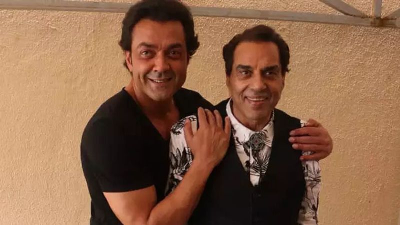 bobby deol share childhood photo with Dharmendra, bollywood actor look cute KPJ