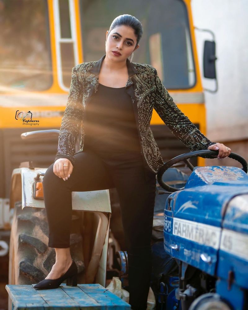 heorin poorna rises heat wears tight pants and coats