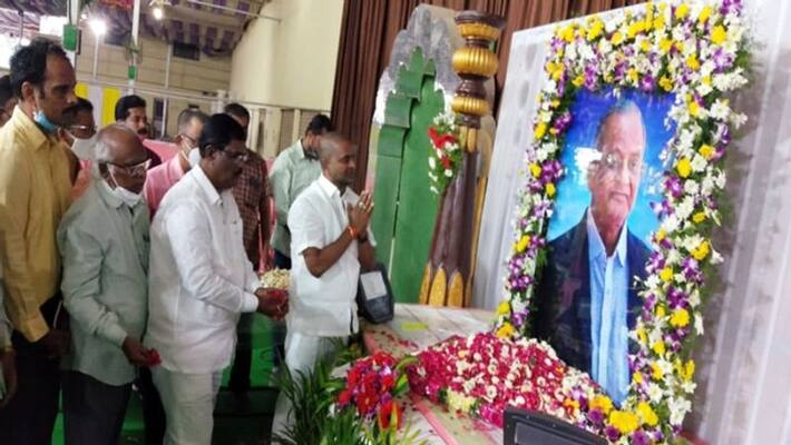 Telanagana minister Srinivas Goud pays homage to Jalajam Satyanarayana Telanagana minister Srinivas Goud pays homage to Jalajam Satyanarayana