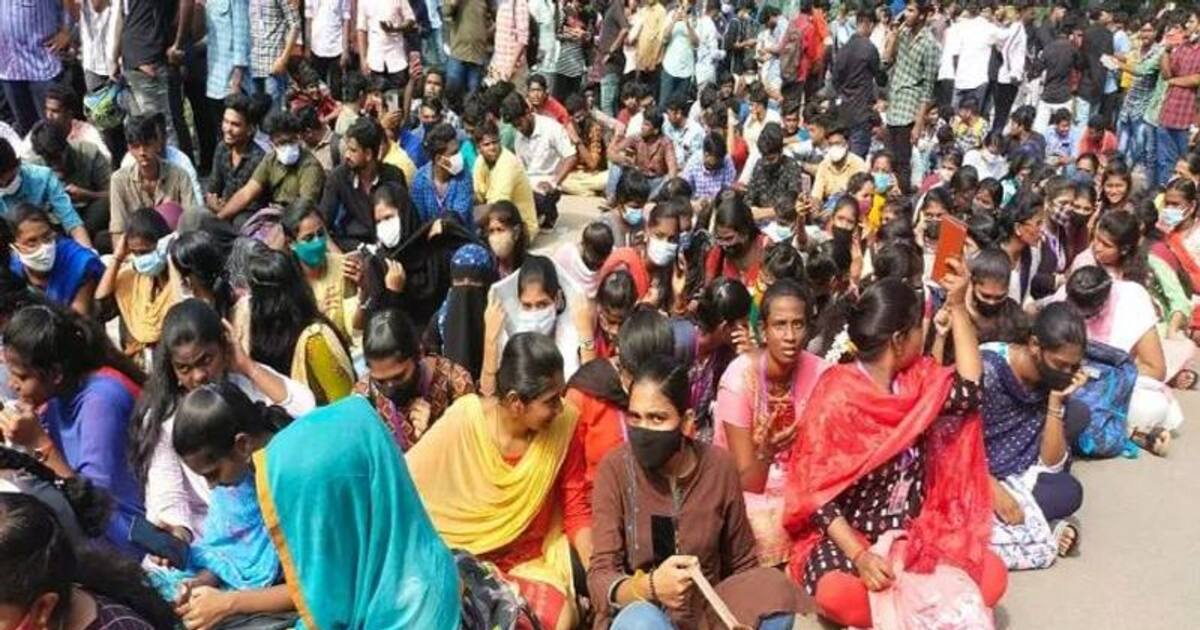 தேர்வுக்கு எதிர்ப்பு ; ஆட்சியர் அலுவலகத்தை முற்றுகையிட்ட மாணவர்கள் ; செமஸ்டர் தேர்வு தள்ளிவைப்பு!