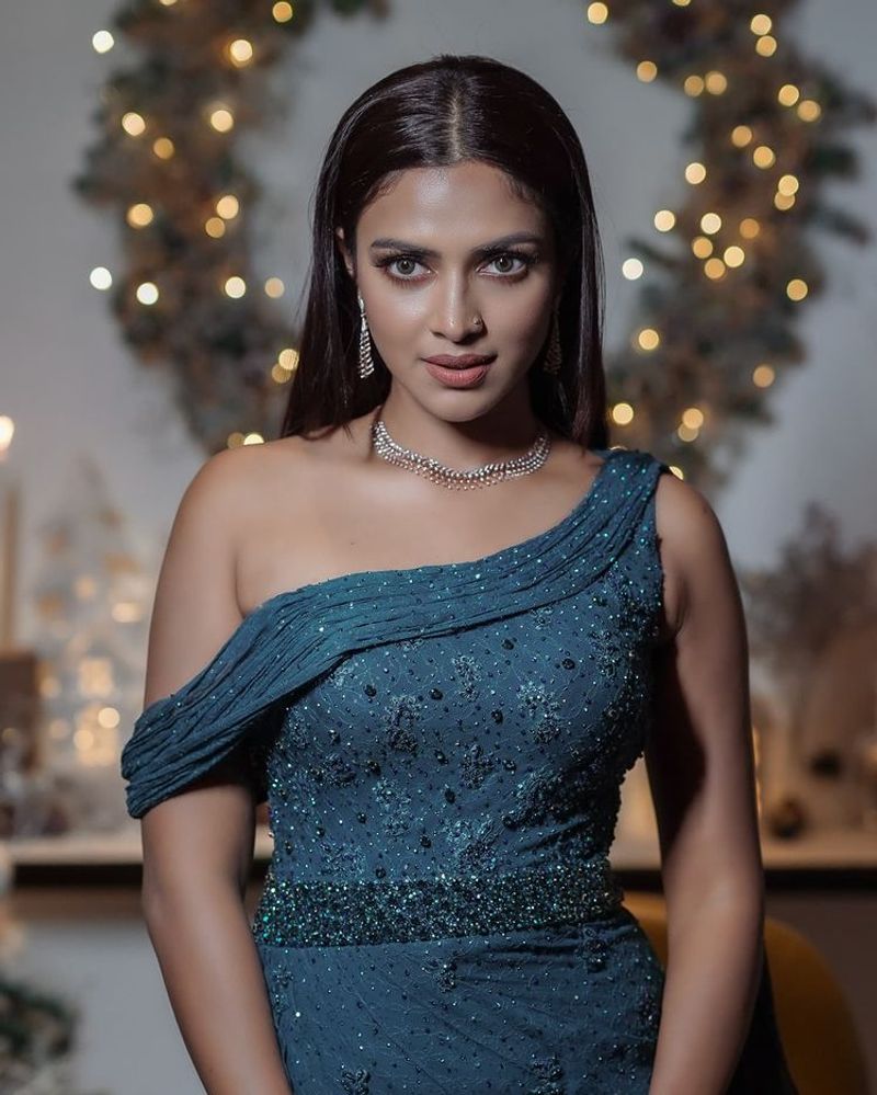 Amala paul wedding theme latest photoshoot goes viral in social media