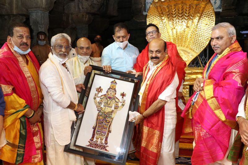 CM Basavaraj Bommai Visits Tirupathi Temple snr