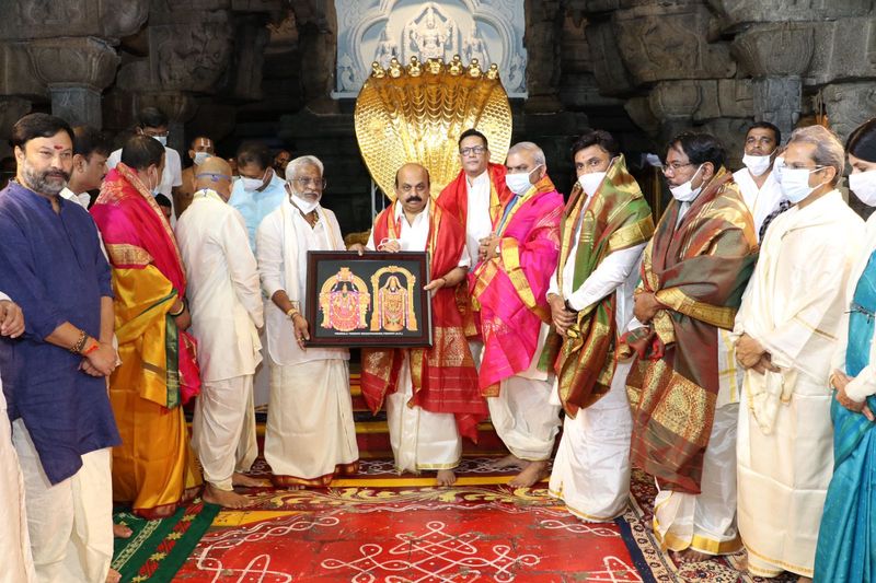 CM Basavaraj Bommai Visits Tirupathi Temple snr