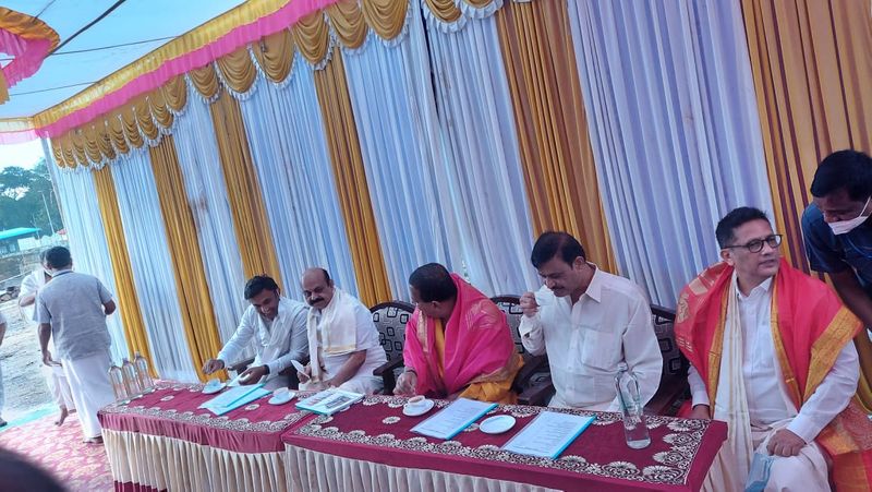 CM Basavaraj Bommai Visits Tirupathi Temple snr