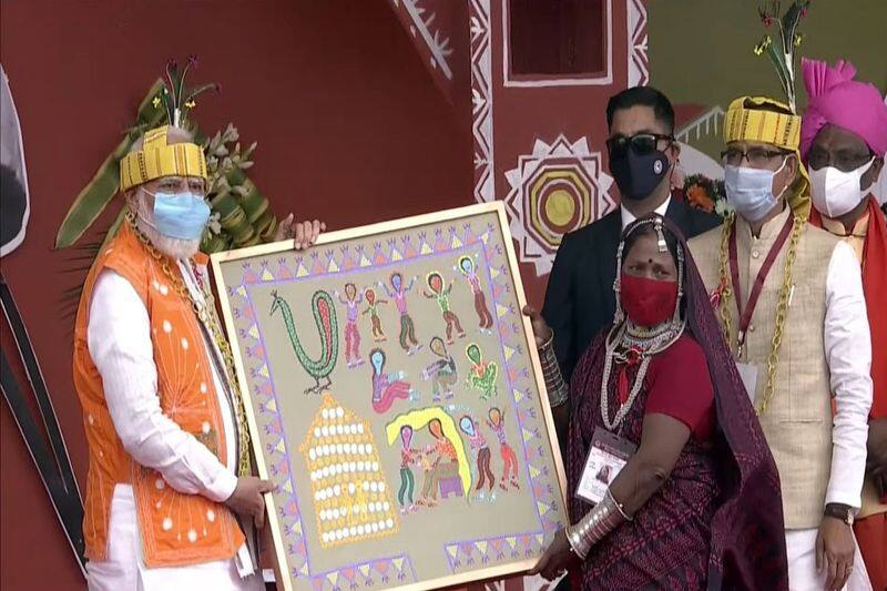 PM Modi In Bhopal : कौन हैं भूरी बाई जिन्होंने मोदी को दिया अनमोल तोहफा,  जानिए इसकी खासियतें.. | madhya pradesh,pm narendra modi in bhopal,  Padmashree Bhuribai presented the painting