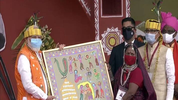 madhya pradesh,pm narendra modi in bhopal, Padmashree Bhuribai presented the painting madhya pradesh,pm narendra modi in bhopal, Padmashree Bhuribai presented the painting