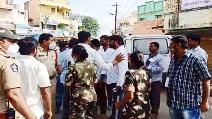 TDP Supporters and Police Caught Fake Voters In Kuppam Municipal Election TDP Supporters and Police Caught Fake Voters In Kuppam Municipal Election