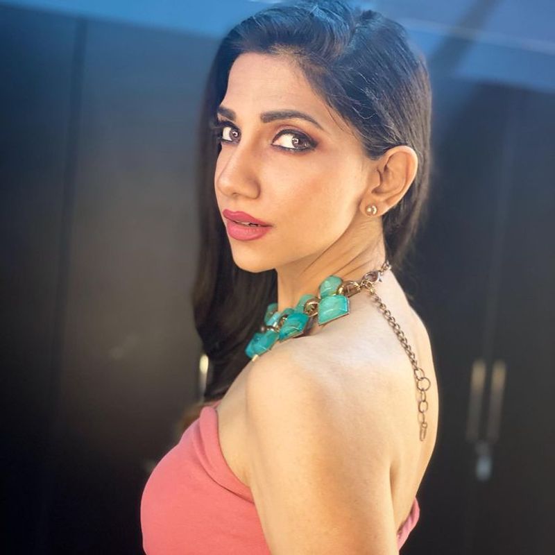 Vijay tv anchor Bhavna Balakrishnan latest stunning hot photos
