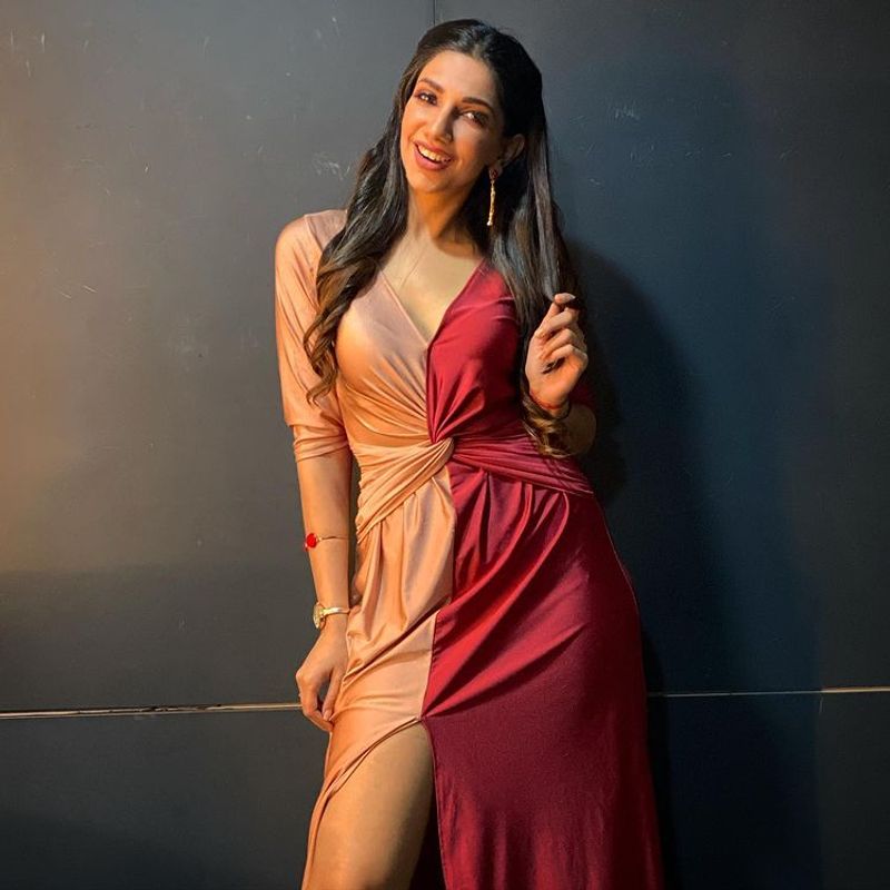 Vijay tv anchor Bhavna Balakrishnan latest stunning hot photos