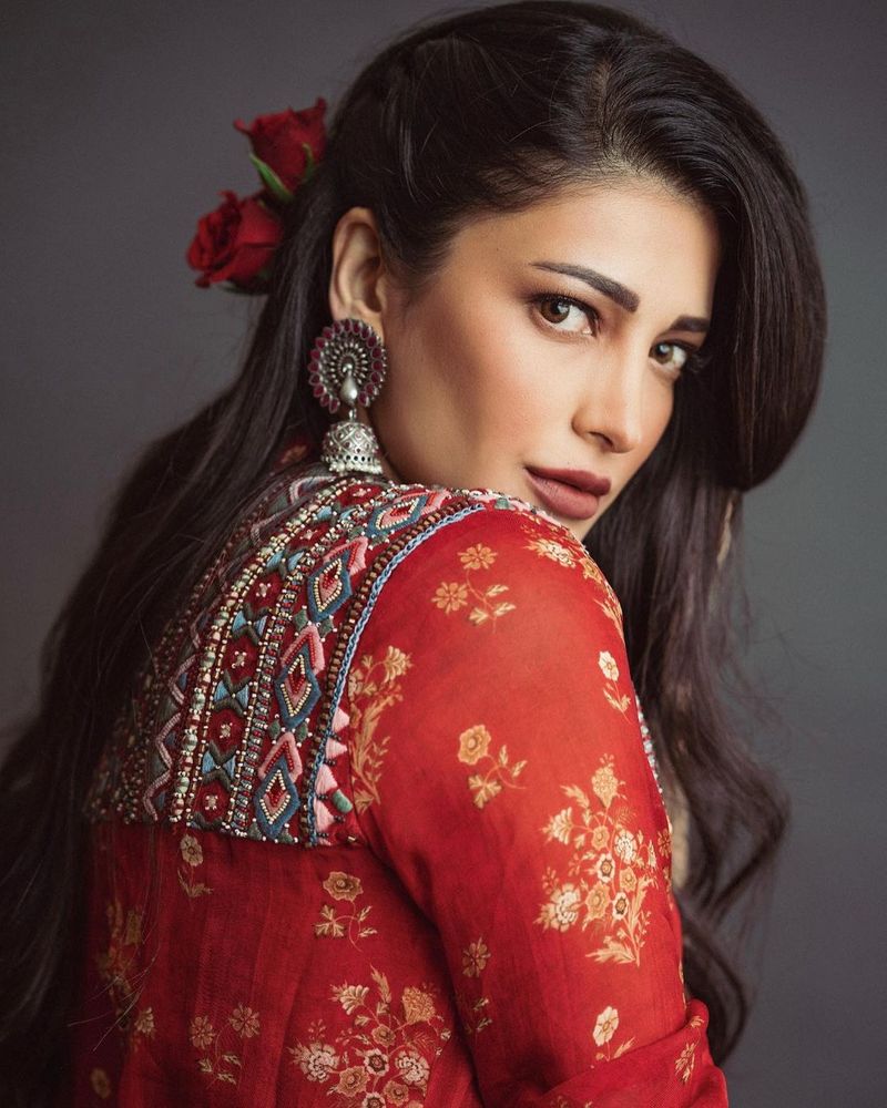 shruti haasan looks fabulous in red floral frack bold beauty enjoys success life