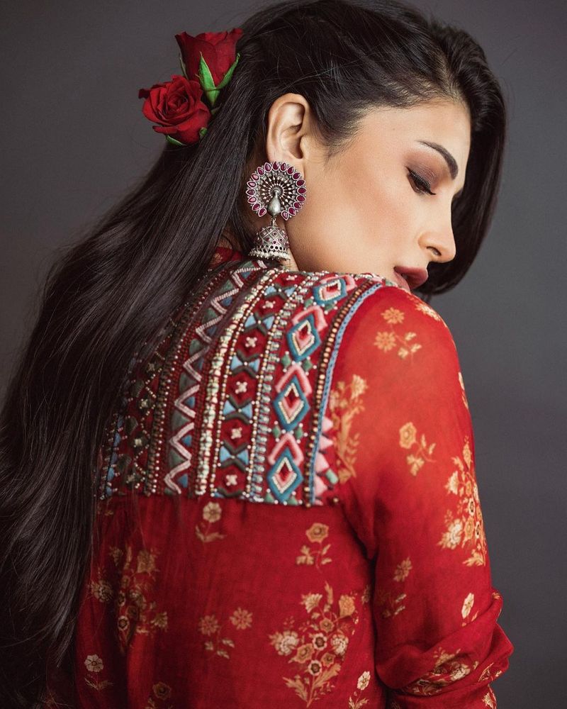 shruti haasan looks fabulous in red floral frack bold beauty enjoys success life