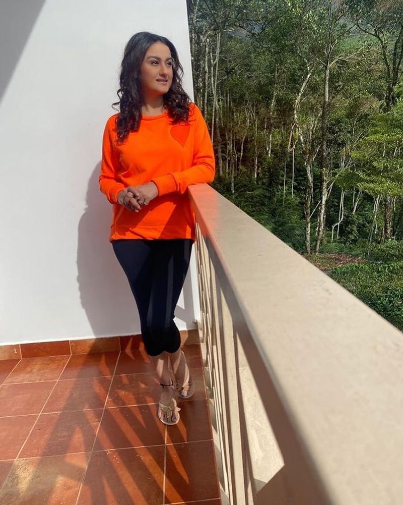 Actress soniya agarwal look like young recent photo gallery