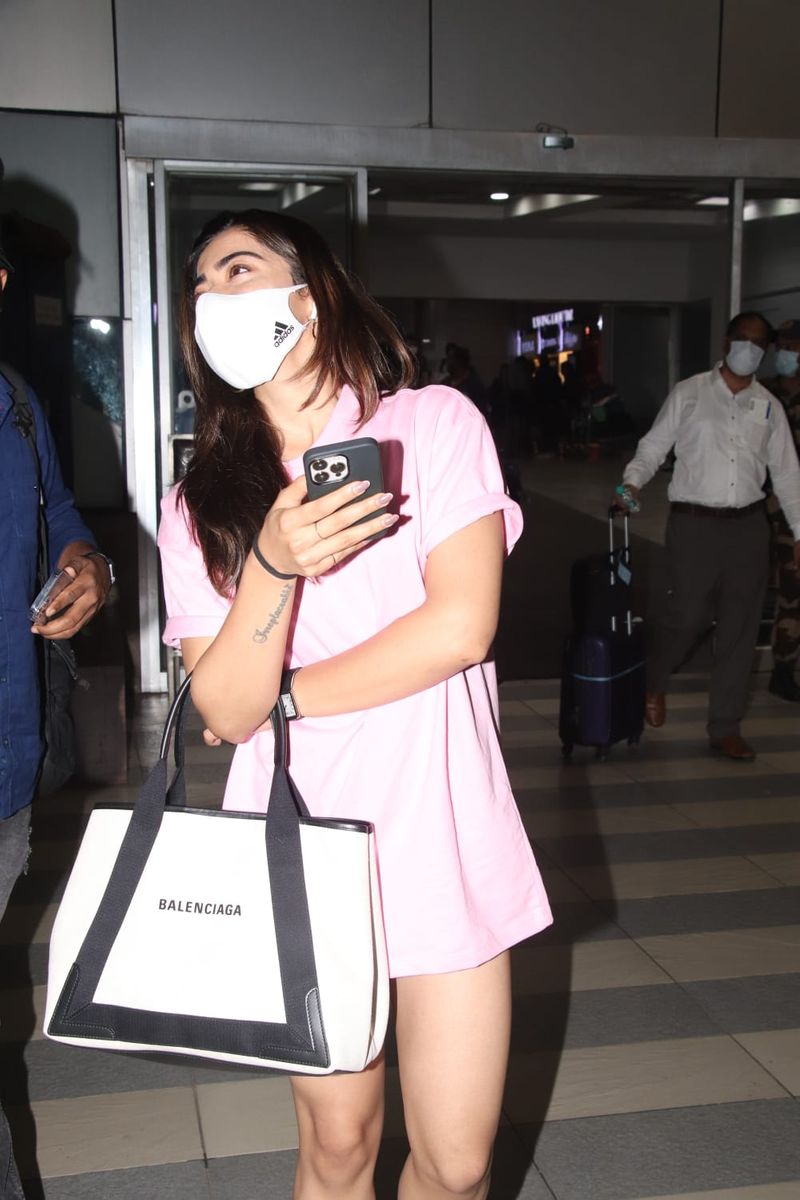 actress rashmika mandanna short dress over load hot photo gallery