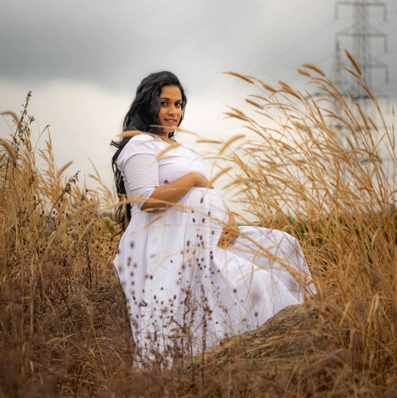 actor uttej daughter chetana meternity photo shoot goes viral