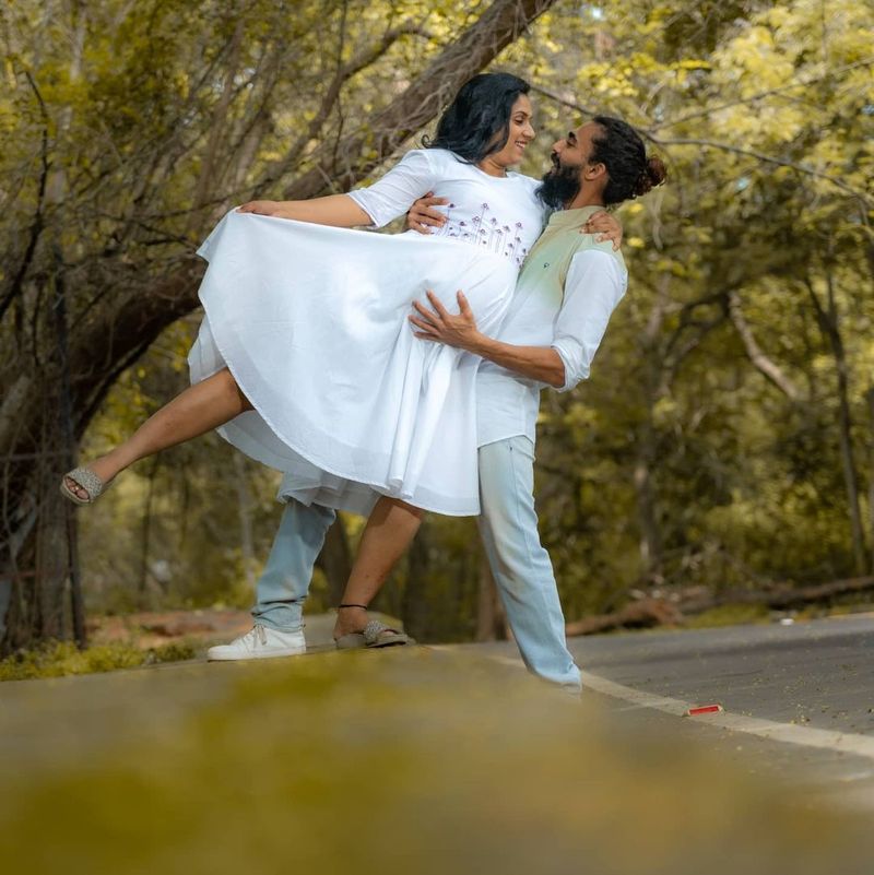 actor uttej daughter chetana meternity photo shoot goes viral