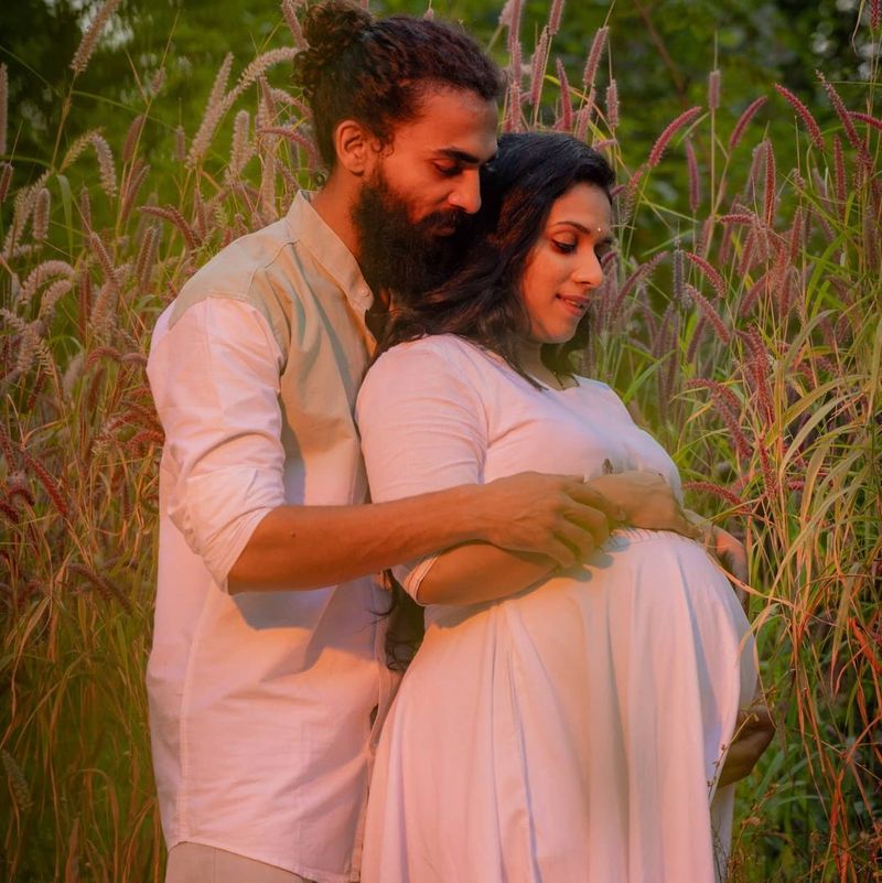 actor uttej daughter chetana meternity photo shoot goes viral