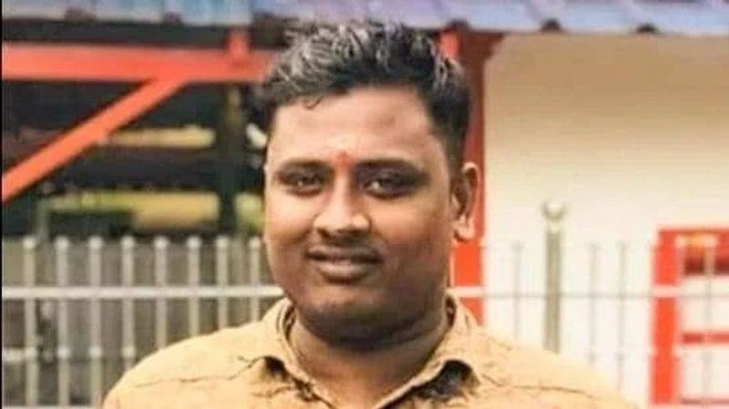 Terror RSS volunteer stabbed to death in middle of road .. Cruelty when he went with his wife.